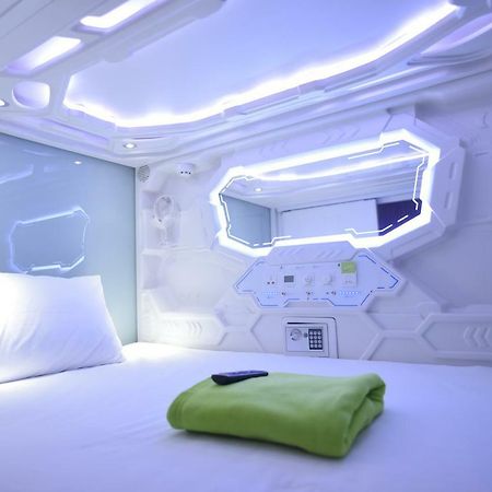 Whiz Capsule Hotel Thamrin Jakarta Buitenkant foto