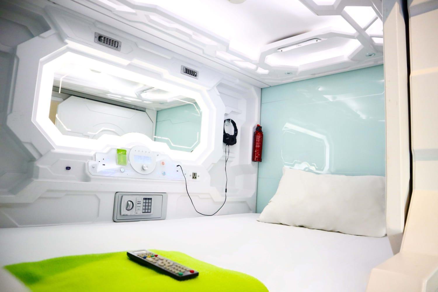 Whiz Capsule Hotel Thamrin Jakarta Buitenkant foto