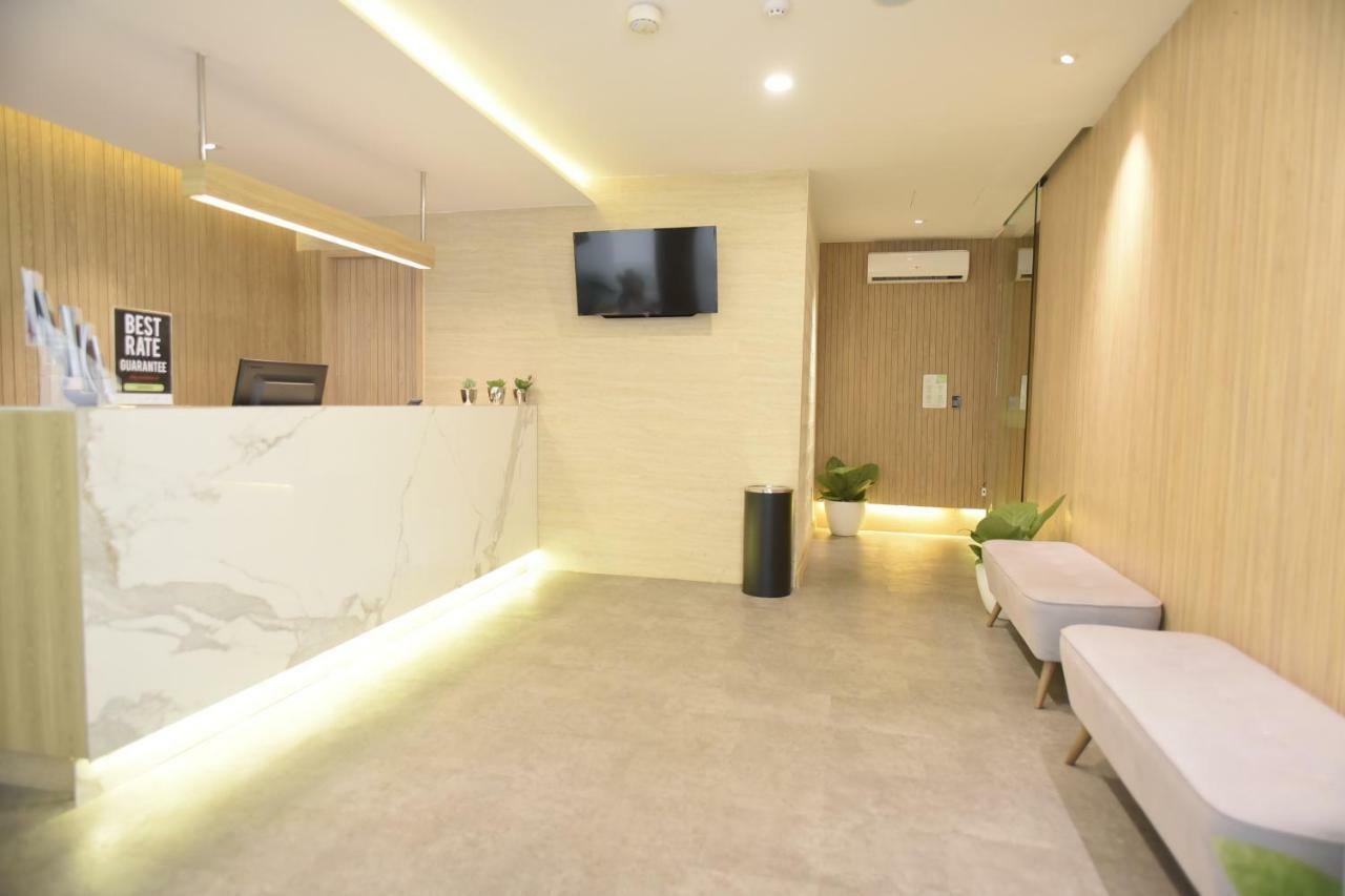 Whiz Capsule Hotel Thamrin Jakarta Buitenkant foto