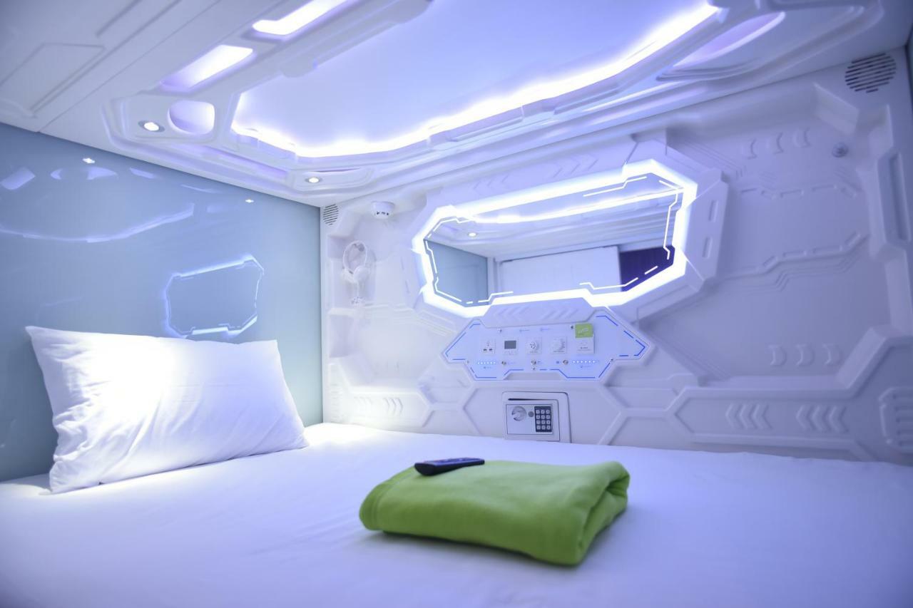 Whiz Capsule Hotel Thamrin Jakarta Buitenkant foto