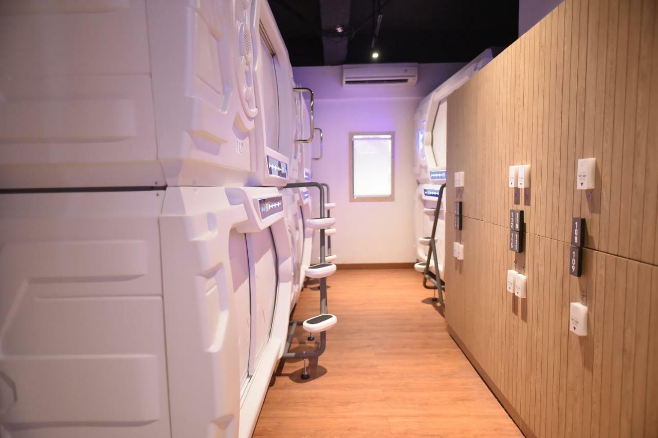 Whiz Capsule Hotel Thamrin Jakarta Buitenkant foto