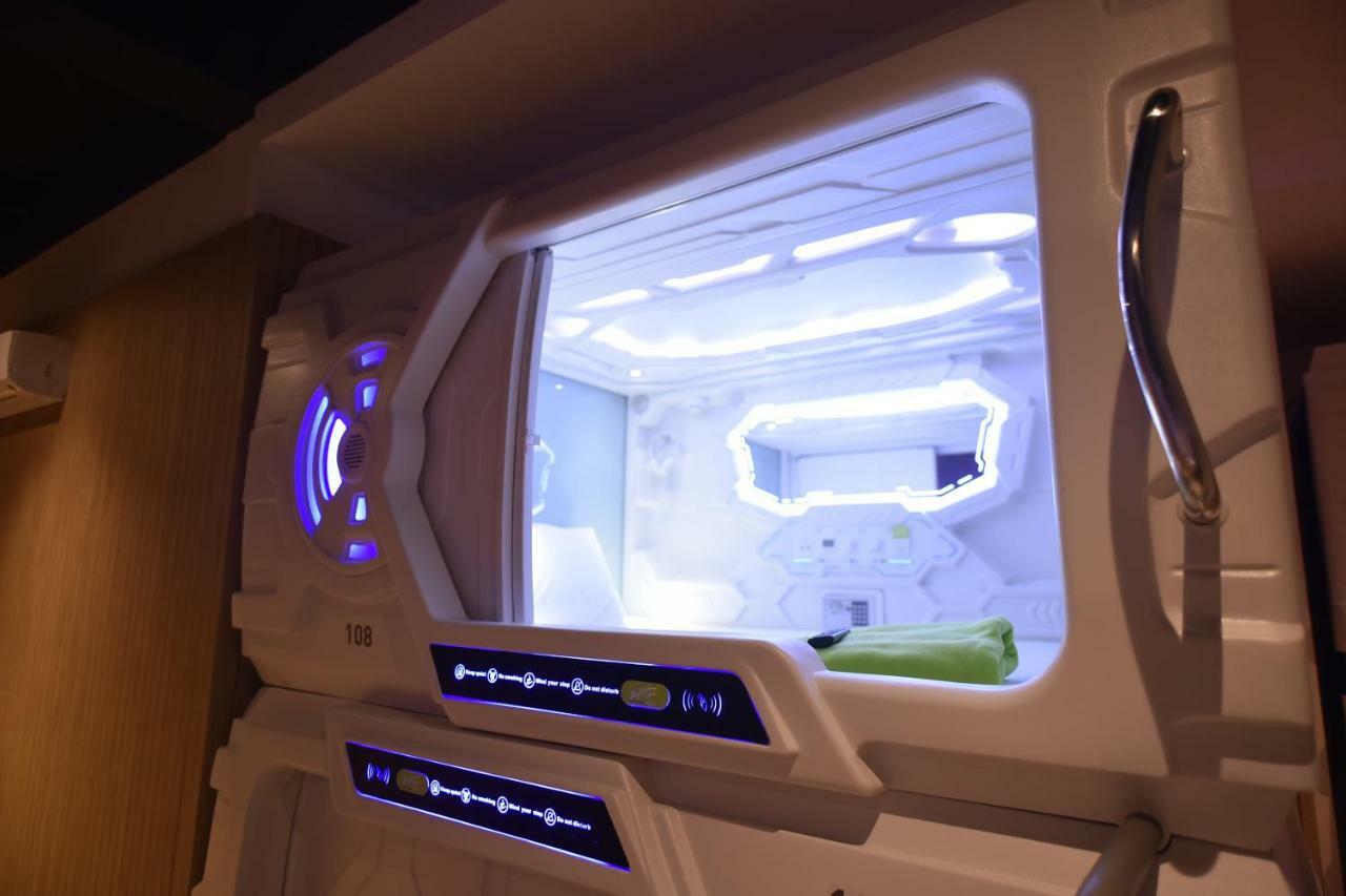 Whiz Capsule Hotel Thamrin Jakarta Buitenkant foto