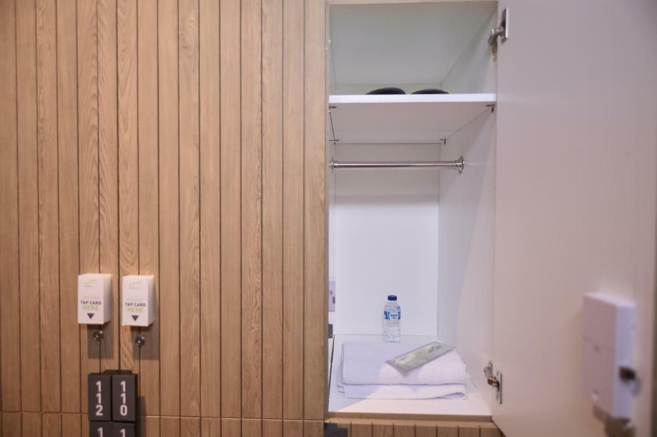 Whiz Capsule Hotel Thamrin Jakarta Buitenkant foto
