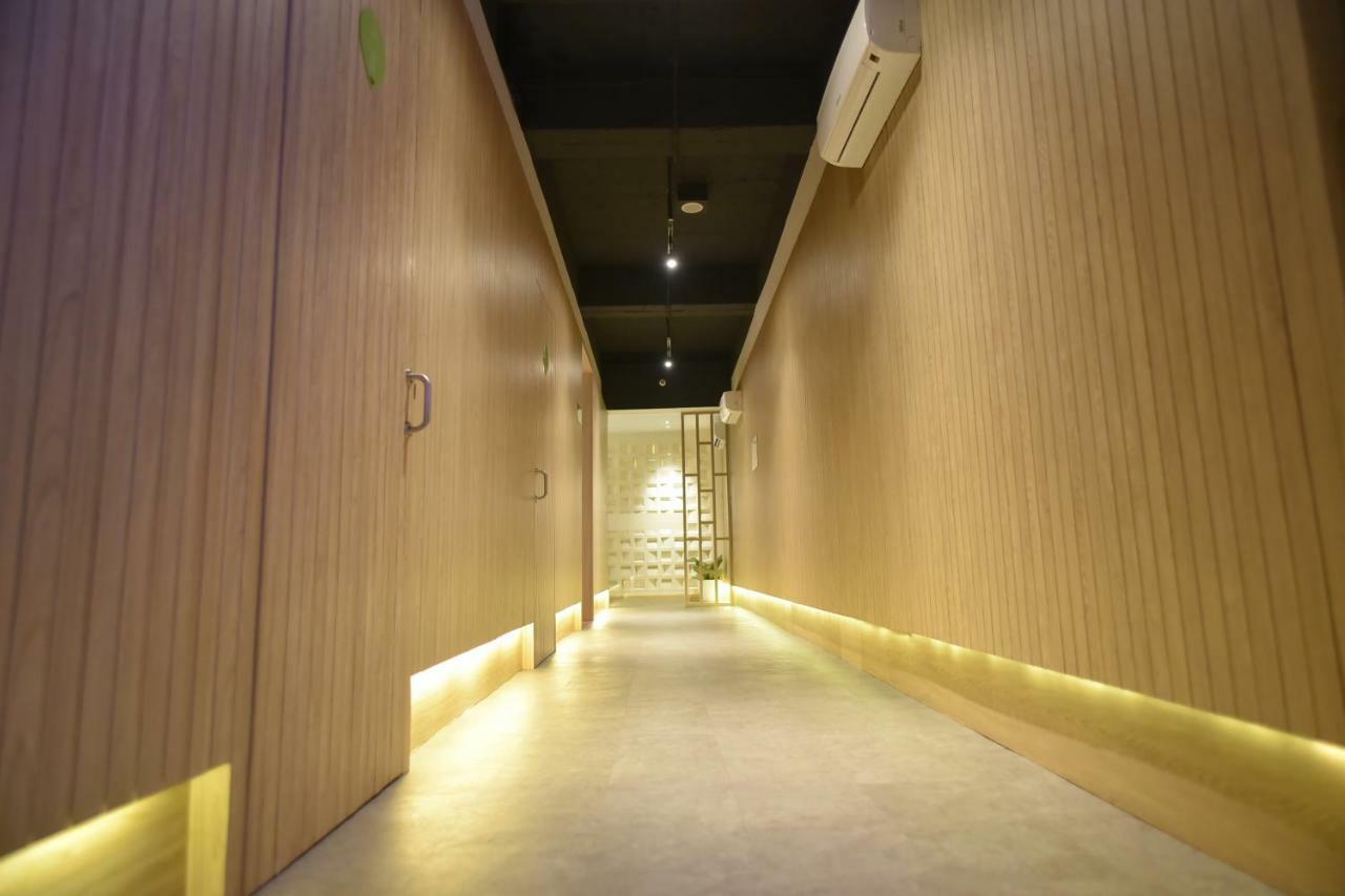 Whiz Capsule Hotel Thamrin Jakarta Buitenkant foto